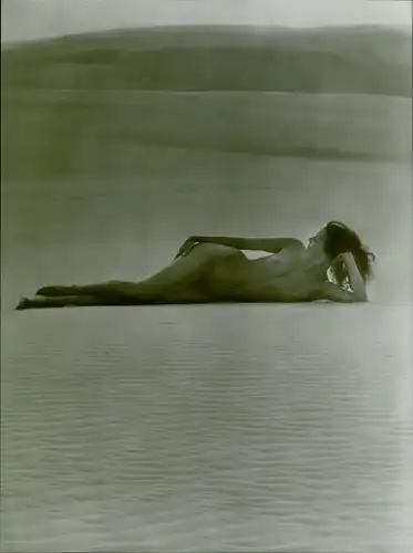 Foto Schirmer, Ludwig, Frauenakt, Erotik, brünett, nackt, barbusig, Natur, Sand, Dünen, liegend