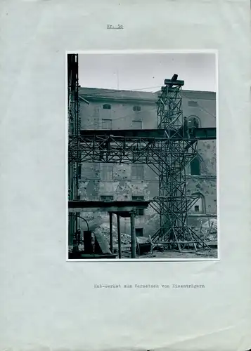 Foto Hub Gerüst aus zum Versetzen von Eisenträgern, Baustelle