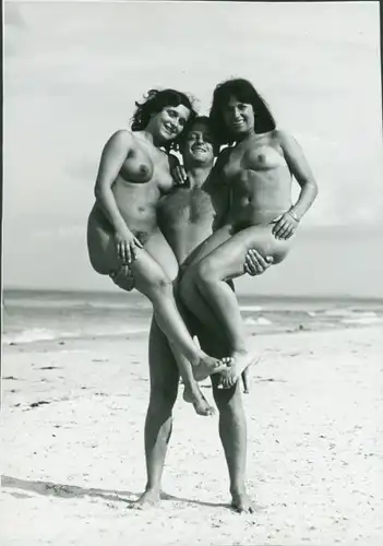 Foto Helmut Stege, Erotik, nackter Mann hebt zwei nackte Frauen am FKK-Strand hoch