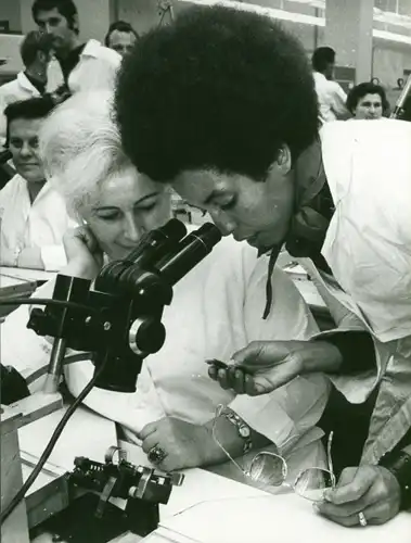 Foto Hans Joachim Spremberg, Wissenschaftlerinnen an einem Mikroskop