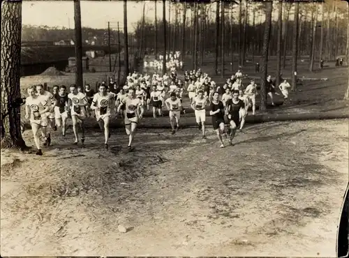 Foto Berlin, Bismarckwaldlauf, Läufer des SCC, über gefällte Baumstämme