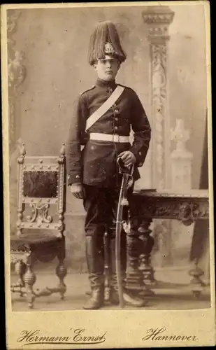 CdV Soldat in Uniform, Standportrait, Helm mit Federbusch, Hannover