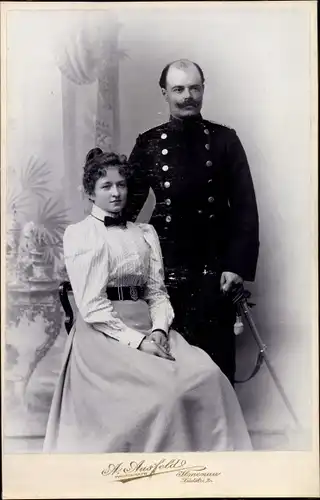 Foto Soldat in Uniform, Standportrait mit Frau, Ilmenau