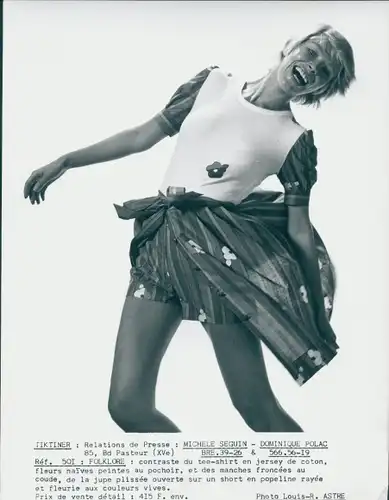 Foto Tiktiner, Model in kurzer Hose, Folklore, Reklame