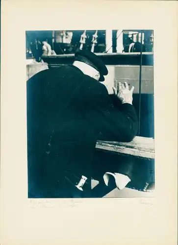 Foto Hamburg, Mann winkt von einem Dampfer