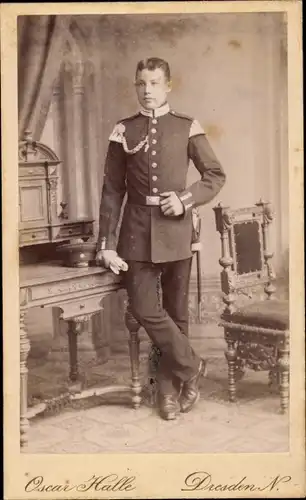 CdV Deutscher Soldat in Uniform, Standportrait, Schützenschnur