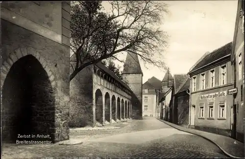 Ak Zerbst in Anhalt, Blick zum Breitestraßentor, Restaurant zur guten Quelle