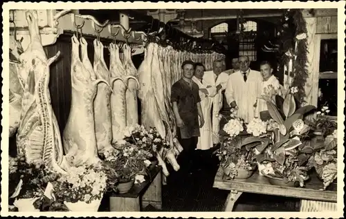 Foto Ak Schlachterei, Metzger, Schweine auf den Haken