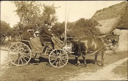 Foto Ak Familie in der Kutsche, Pferd, Ausflug