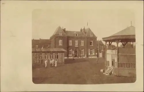 Foto Ak Eine französische Ortschaft, Platz, Gebäude, Passanten, 1917