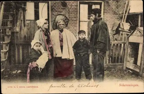 Ak Scheveningen Den Haag Südholland, Familie vor dem Haus