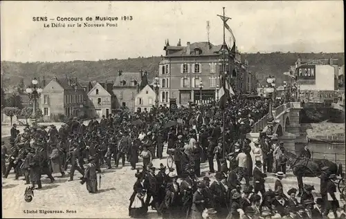 Ak Sens Yonne, Concours de Musique 1913, Le Defile sur le nouveau Pont