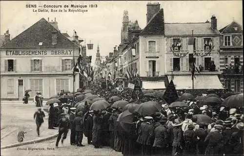 Ak Sens Yonne, Concours de Musique 1913, La Defile, Rue de la Republique, Etablissements Debray