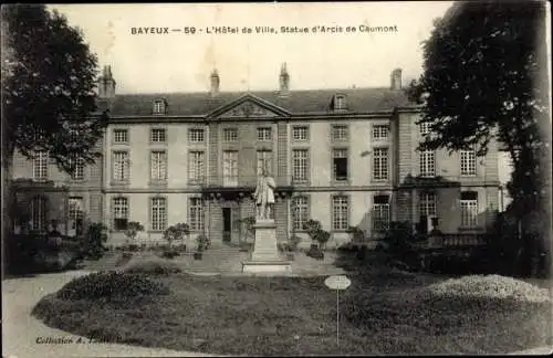 Ak Bayeux Calvados, L'Hotel de Ville, Statue d'Arcis de Caumont