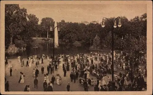 Ak Wiesbaden, Kurhaus, Gartenansicht mit Fontäne, Passanten