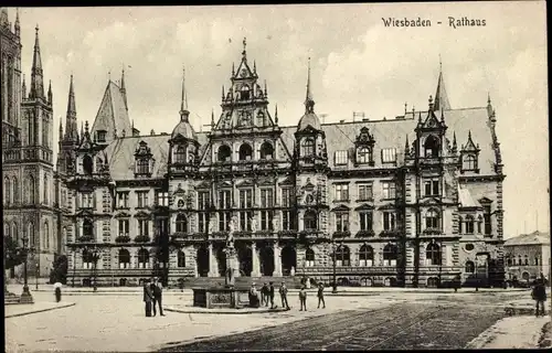 Ak Wiesbaden in Hessen, Rathaus, Außenansicht, Brunnen