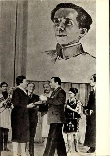 Ak Kosmonaut Juri Alexejewitsch Gagarin verleiht einen Preis