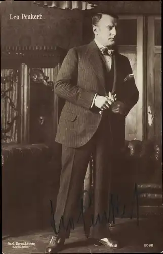 Ak Schauspieler Leo Peukert, Ganzkörperportrait, Anzug