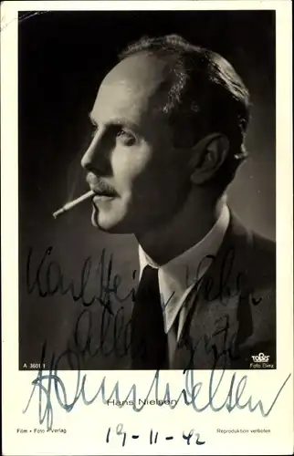 Ak Schauspieler Hans Nielsen, Profilansicht, Zigarette rauchend, Autogramm