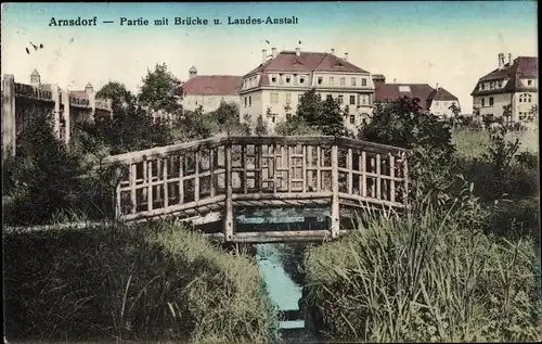 Ak Arnsdorf Sachsen, Partie mit Brücke und Landesanstalt