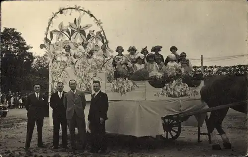 Foto Ak Frauen in Kostümen auf einem Festwagen, Männer in Anzügen, Festumzug