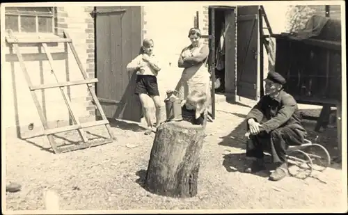 Foto Ak Bernickow Kreis Königsberg Neumark Ostbrandenburg, Bauernhof, Familie 1941