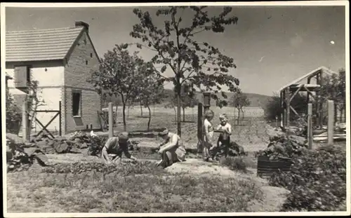 Foto Ak Bernickow Kreis Königsberg Neumark Ostbrandenburg, Bauernhof, Familie im Garten 1941