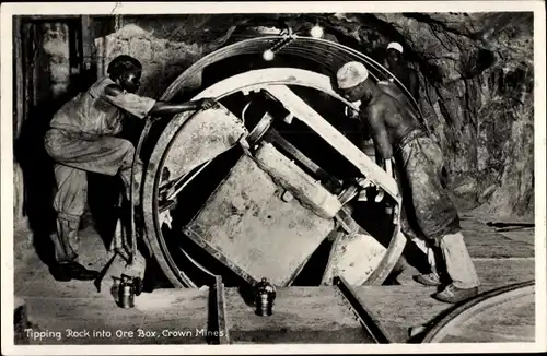 Ak Johannesburg Südafrika, Tipping rock into ore box, Goldmine