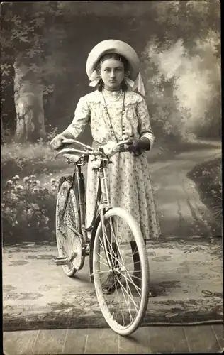 Foto Ak Mädchen mit Fahrrad, Portrait, Teppich