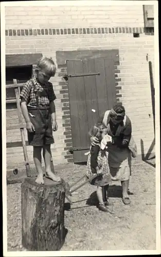 Foto Ak Bernickow Kreis Chojna Königsberg Neumark Ostbrandenburg, Mutter mit Kindern 1941
