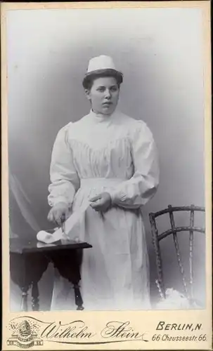 CdV Krankenschwester in Dienstuniform, Verbandrolle