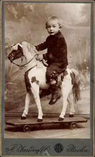 CdV Kinderportrait, Kleiner Junge auf einem Spielzeugpferd