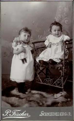 CdV Kinderportrait, Zwei Kleinkinder mit Puppe