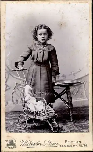 CdV Kinderportrait, Mädchen mit Puppenwagen, Puppe