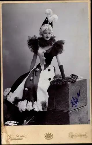 Foto Frauenportrait, Elsa, Dame im Karnevalskostüm, Pierrot