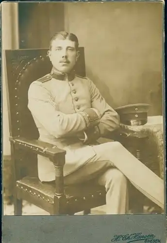 Foto Deutscher Soldat in Uniform, Sitzportrait