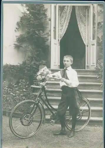 Kabinett Foto Ralph Jander, Junge mit Fahrrad, Blumenstrauß, 1905