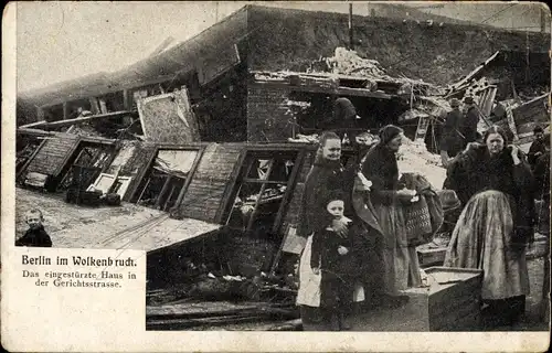 Ak Berlin Wedding, eingestürztes Haus in der Gerichtsstrasse, Frauen, Kind