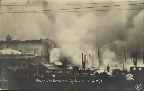 Ak Dresden Zentrum, Brand der Vogelwiese 1909, Ruinen, Rauchwolken