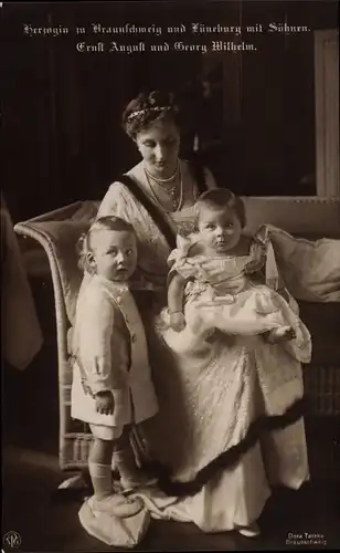 Ak Prinzessin Victoria Luise, Herzogin zu Braunschweig mit Söhnen Ernst August und Georg Wilhelm