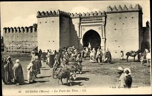 Ak Oudjda Oujda Marokko, La Porte des Tetes, Straßenszene, beladene Esel