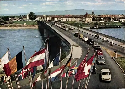 Ak Kehl am Rhein, Europabrücke Kehl-Straßburg, Flaggen, Autos