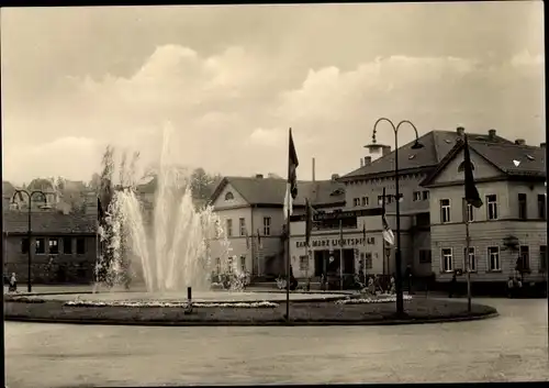 Ak Eisenberg in Thüringen, Platz der Republik, Springbrunnen, Karl Marx Lichtspiele