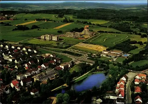 Ak Horn Bad Meinberg am Teutoburger Wald, Luftaufnahme, Kurparksee, Bewegungszentrum, Kliniken