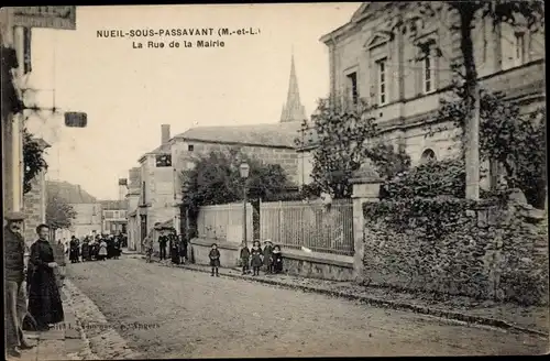 Ak Nueil sous Passavant Maine-et-Loire, La Rue de la Mairie