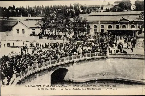 Ak Carcassonne Aude, La Gare, Arrivée des Manifestants 1908