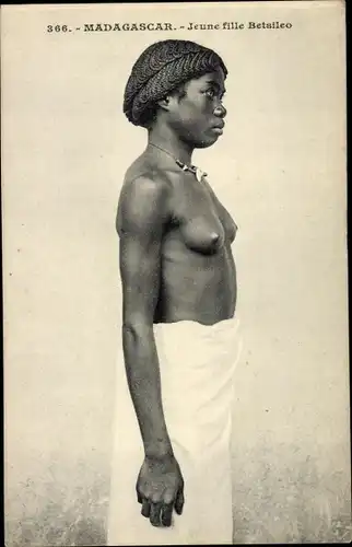 Ak Madagaskar, Jeune fille Betsileo, barbusige Frau
