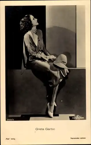 Ak Schauspielerin Greta Garbo, Portrait, sitzend, Ross