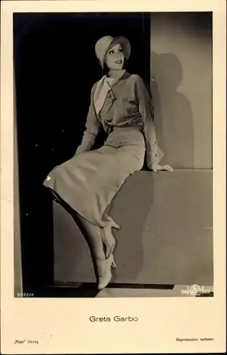 Ak Schauspielerin Greta Garbo, Portrait, sitzend, Ross