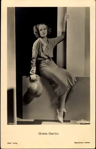 Ak Schauspielerin Greta Garbo, Portrait, sitzend, Ross